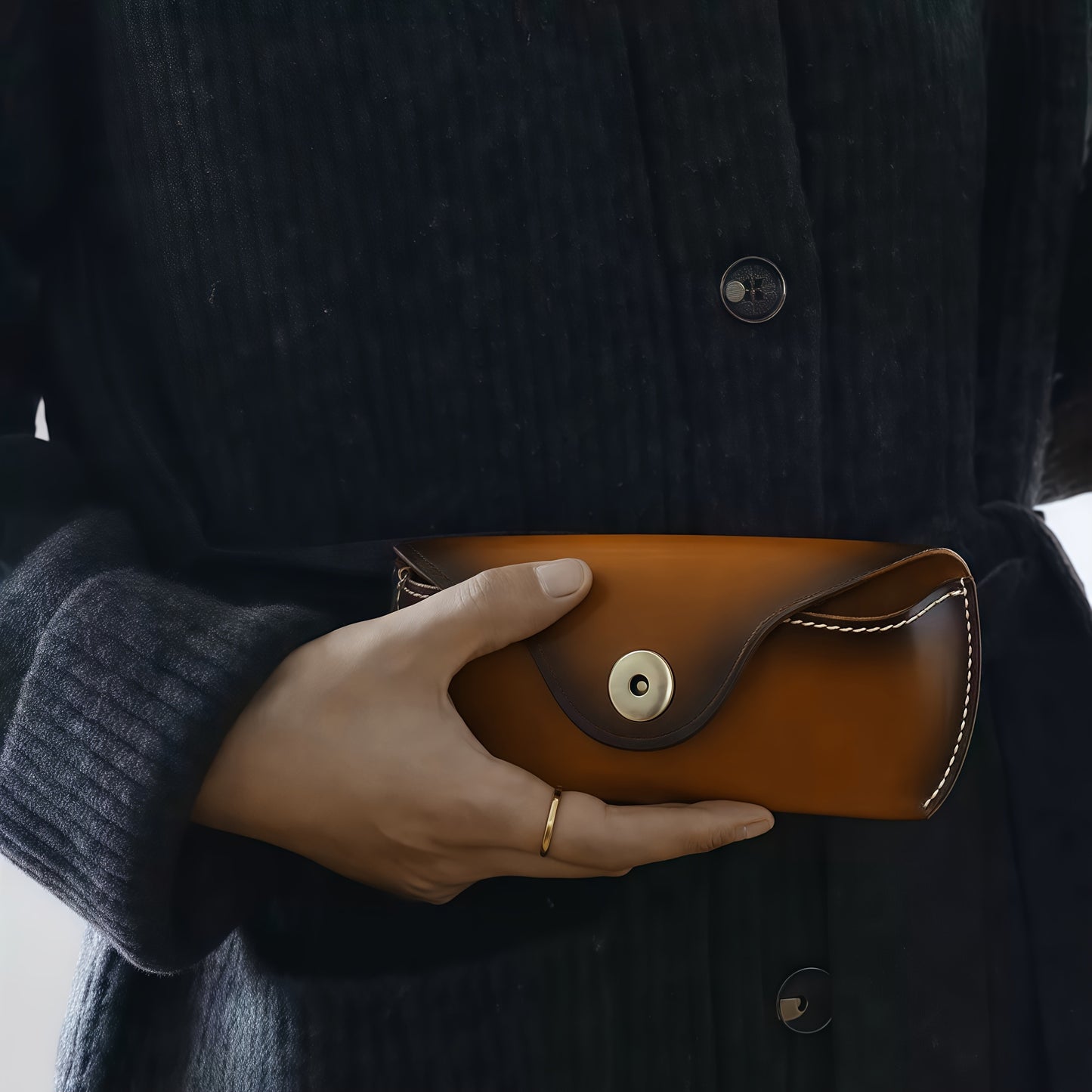 Handmade retro sunglasses box head layer cowhide glasses waist bag vegetable tanned leather magnetic button glasses bag